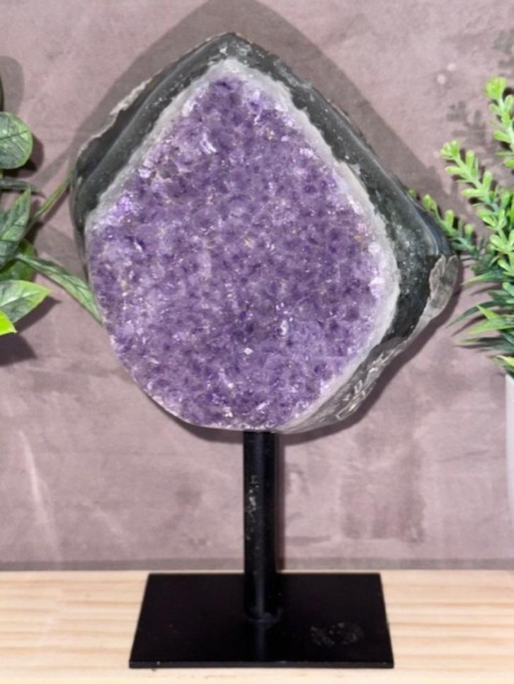 Amethist op standaard - 731 gram, Verzamelen, Mineralen en Fossielen, Mineraal, Ophalen of Verzenden