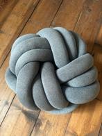 Knoop kussen grijs, Huis en Inrichting, Woonaccessoires | Kussens, Ophalen of Verzenden, Zo goed als nieuw, Grijs, Rond