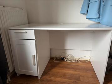 Bureau ikea beschikbaar voor biedingen