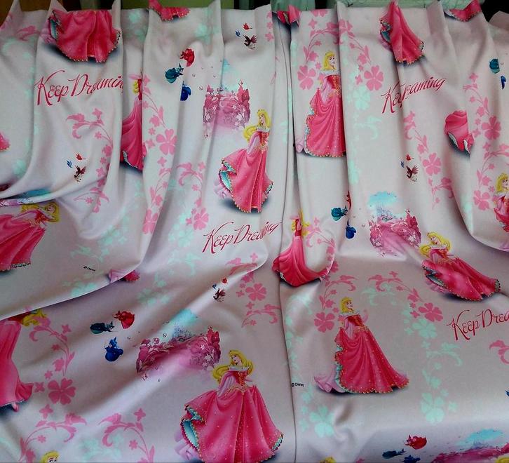 2 DISNEY prinsessengordijnen van 150 cm h en elk 150 cm br, Huis en Inrichting, Stoffering | Gordijnen en Lamellen, Zo goed als nieuw