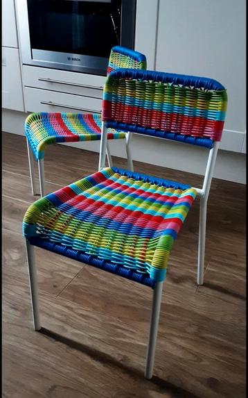 2 stuks kleuren kinderstoelen  beschikbaar voor biedingen