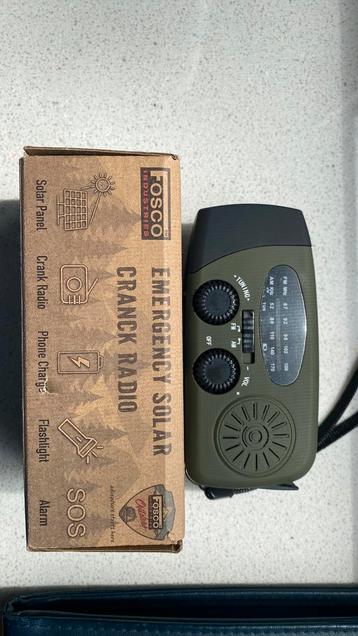 Noodradio / powerbank / zaklamp / zonnepanelen beschikbaar voor biedingen