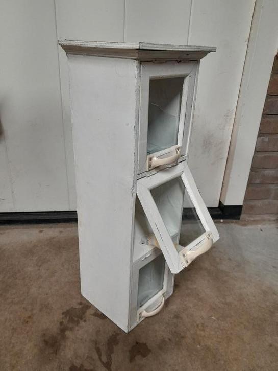Wit vintage vitrine wandkastje, Huis en Inrichting, Kasten | Vitrinekasten, Gebruikt, Minder dan 100 cm, 50 tot 100 cm, 25 tot 50 cm