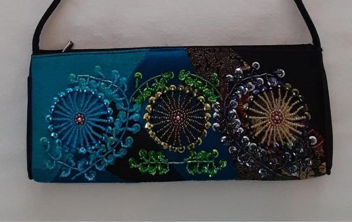 TASJE, AVONDTASJE MET MOOIE KRALENDECORATIE - NIEUW, Sieraden, Tassen en Uiterlijk, Tassen | Damestassen, Nieuw, Avondtasje, Overige kleuren