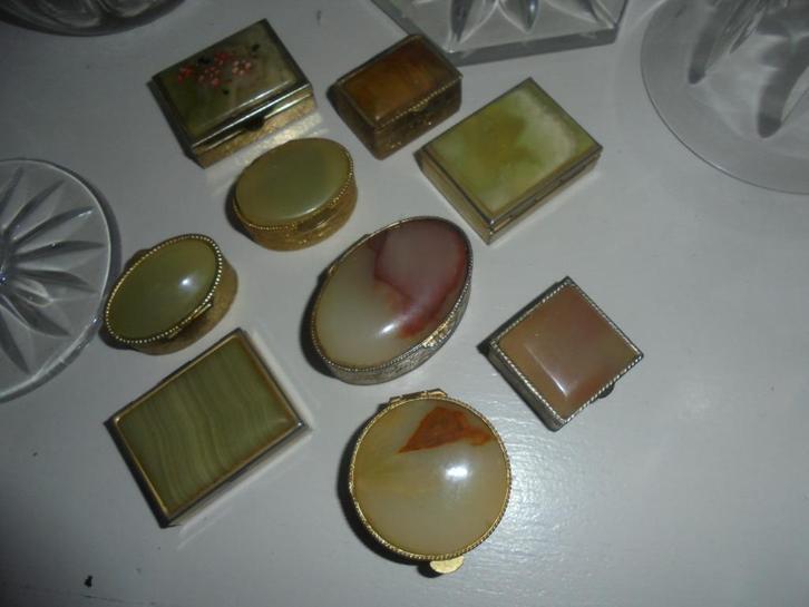 Pillendoosje / 9 stuks / Natuur-halfedelsteen / 1 koop, Antiek en Kunst, Curiosa en Brocante, Ophalen