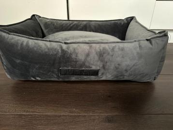 Als nieuw: prachtige cocoon velours hondenmand wooff small  beschikbaar voor biedingen
