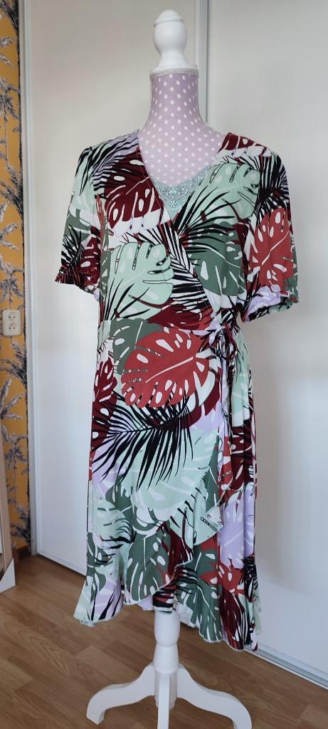 Vrolijke zomerjurk, maat 42/44, Kleding | Dames, Jurken, Zo goed als nieuw, Maat 42/44 (L), Groen, Knielengte, Ophalen of Verzenden