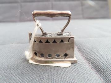 Miniatuur strijkboutje van zilver beschikbaar voor biedingen