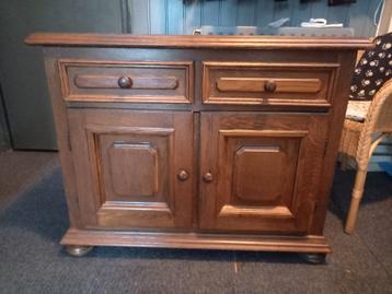 Eiken kastje te koop beschikbaar voor biedingen