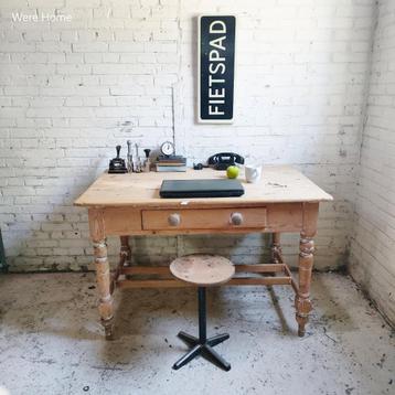 Antieke grenen tafel beschikbaar voor biedingen