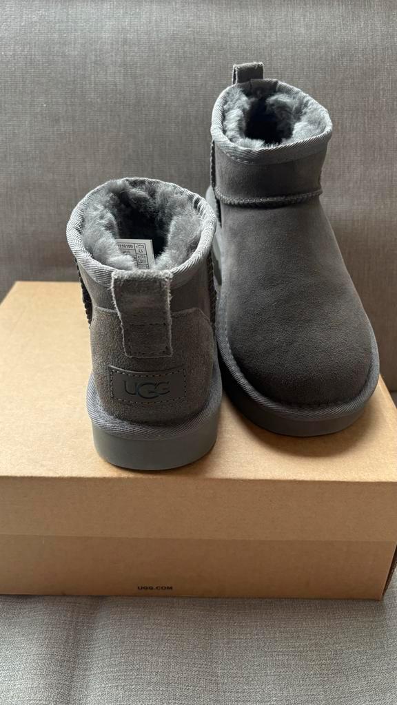 UGG Classic Ultra Mini (nieuw) - maat 37, Kleding | Dames, Schoenen, Nieuw, Lage of Enkellaarzen, Grijs, Ophalen of Verzenden