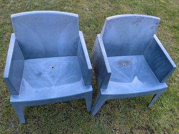 2 Gebruikte Plastic Stoelen beschikbaar voor biedingen