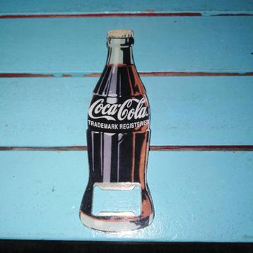 Coca-Cola flesopener in vorm van colaflesje metaal beschikbaar voor biedingen