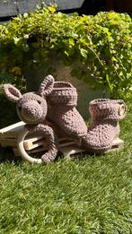Baby slofjes plus rammelaar handgemaakt, Ophalen of Verzenden, Nieuw, Sokjes