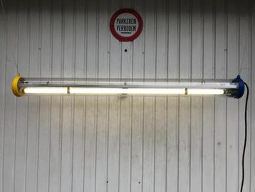 Industriële fabriekslamp – XL formaat (1.35m) – ophalen beschikbaar voor biedingen