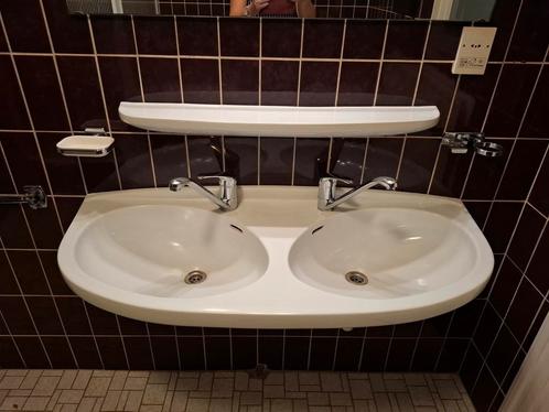 Dubbele wastafel incl 2 kranen, spiegel - lamp, Huis en Inrichting, Badkamer | Badkamermeubels, Zo goed als nieuw, Wasbak of Wastafel