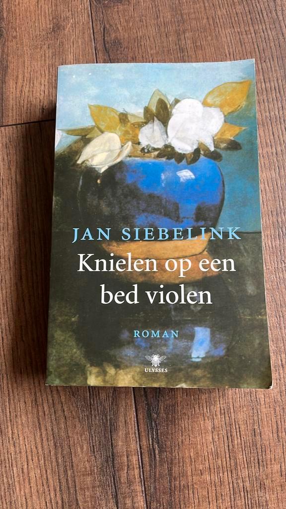 Jan Siebelink - Knielen op een bed violen, Boeken, Literatuur, Zo goed als nieuw, Nederland, Ophalen of Verzenden