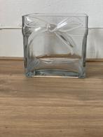 Riviera Maison glazen vierkante vaas Bow / accubak, Huis en Inrichting, Woonaccessoires | Vazen, Minder dan 50 cm, Glas, Zo goed als nieuw