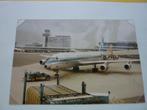Foto - KLM vliegtuig Schiphol 1970, Verzamelen, Verzenden, 1960 tot 1980, Zo goed als nieuw, Overige onderwerpen
