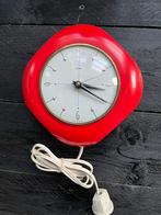 Vintage rode bakelieten wandklok van Metamec, Ophalen of Verzenden, Huis en Inrichting