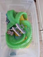 Flexibele racebaan met lichtgevende auto's met afstandsbed, Kinderen en Baby's, Speelgoed | Racebanen, Zelf te bouwen, Zo goed als nieuw