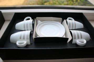 4 espressokopjes met schoteltjes wit met grijze strepen beschikbaar voor biedingen