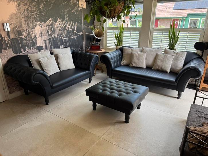 Nieuwstaat chestervield bankstel 2&3 zits inclusief hocker, Huis en Inrichting, Banken | Bankstellen, Zo goed als nieuw, 75 tot 100 cm