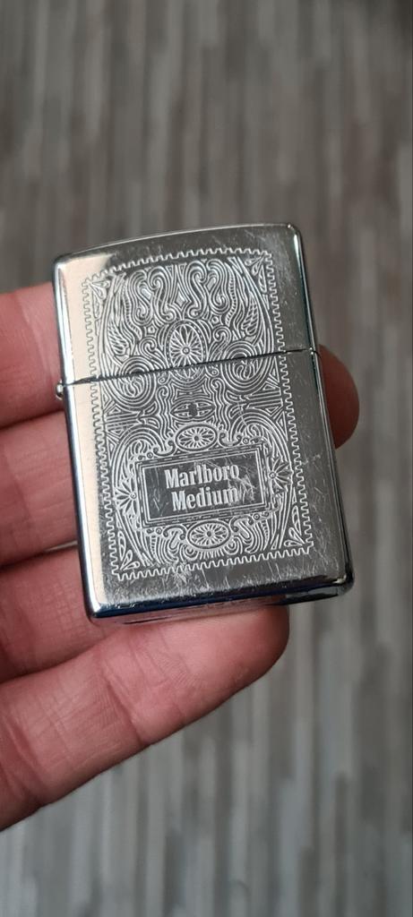 Vintage Marlboro Medium Zippo Aansteker 1995, Verzamelen, Rookartikelen, Aanstekers en Luciferdoosjes, Gebruikt, Aansteker, Ophalen of Verzenden