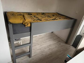 Zeer nette middelhoge Hoogslaper 106cm hoog. beschikbaar voor biedingen