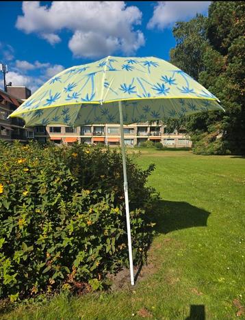 Eenvoudige Parasol Dromen Onder De Palmbomen Strandparasol   beschikbaar voor biedingen