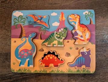 Houten puzzel met dino's beschikbaar voor biedingen