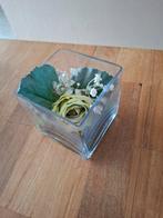 Glazen vaas met bloemen, Huis en Inrichting, Ophalen of Verzenden, Minder dan 50 cm, Groen, Glas
