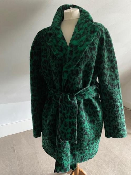 Fleece jas in groen/zwart dierenprint, Kleding | Dames, Jassen | Zomer, Zo goed als nieuw, Maat 38/40 (M), Groen, Ophalen of Verzenden