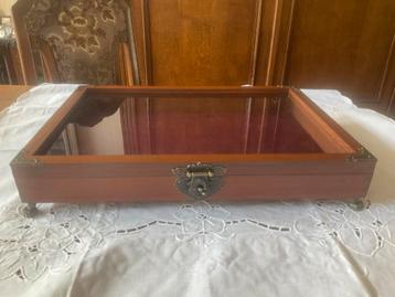 Leeg Vitrinekastje / Display Case beschikbaar voor biedingen
