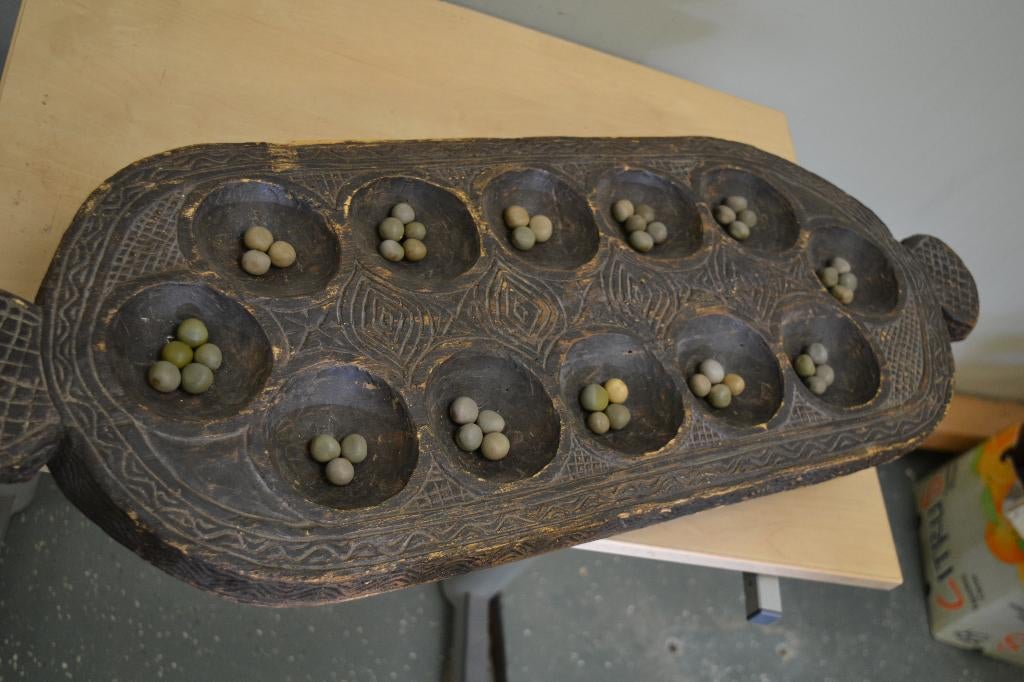 afrikaans antiek bordspel oware of makala., Ophalen