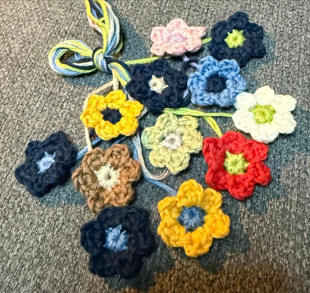 Gehaakte bloemetjes ongeveer 2,5cm, Hobby en Vrije tijd, Knutselen, Nieuw, Knutselwerk, Ophalen of Verzenden