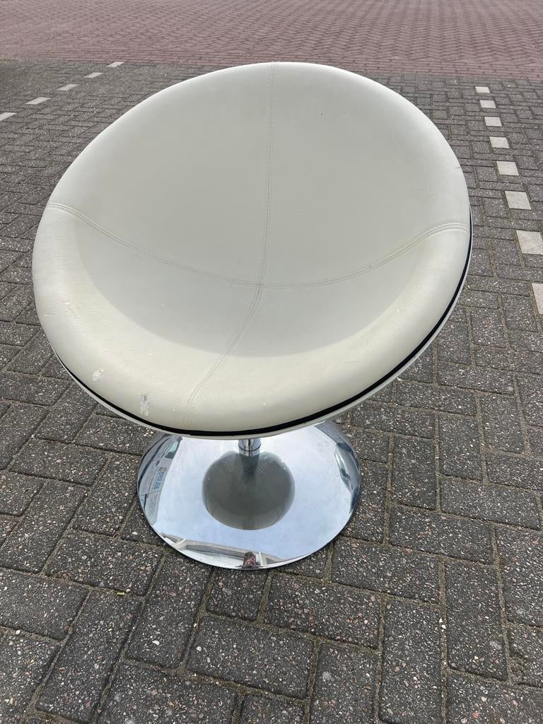 Witte fauteuil met chromen voet, Huis en Inrichting, Fauteuils, Ophalen, Gebruikt, Leer, 75 tot 100 cm