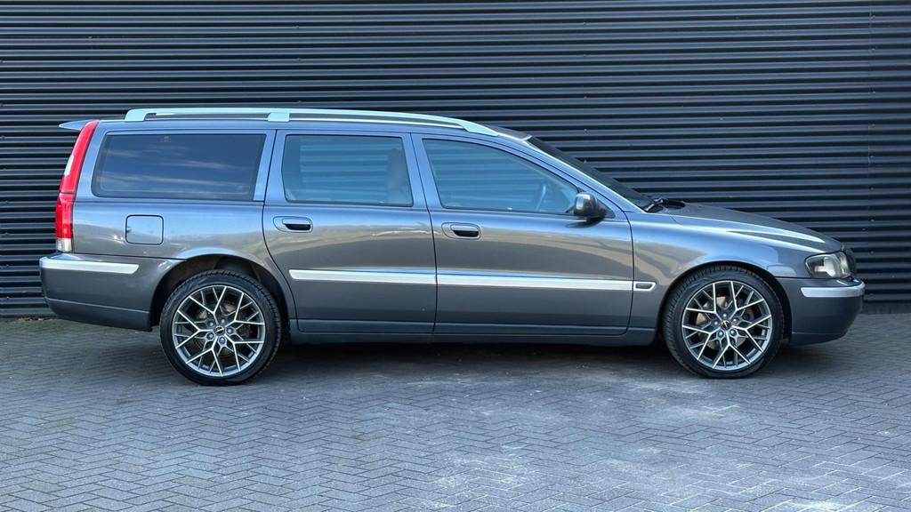 Volvo V70 2.5 T AWD Geartronic Titanium | Leder | Xenon | Tr, Automaat, Beige, 2521 cc, Vierwielaandrijving