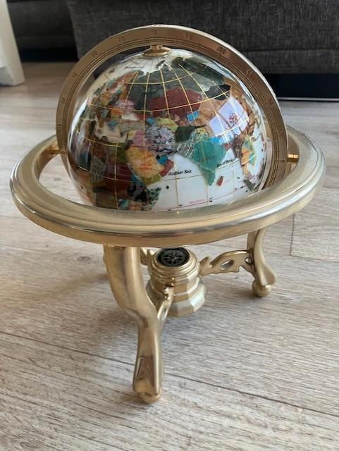 Tekoop: wereldbol ingelegd met edelstenen in versch. kleuren, Huis en Inrichting, Woonaccessoires | Wereldbollen, Zo goed als nieuw