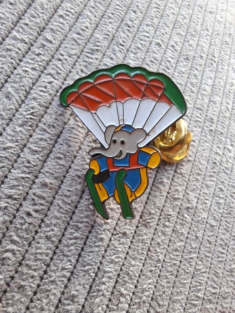 Speldje Babar de olifant met parachute, Ophalen of Verzenden