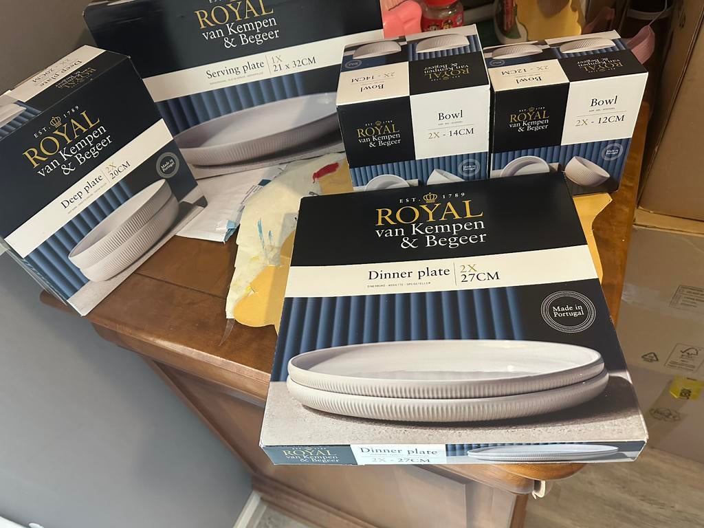 Royal Van Kempen & Begeer aardwerk servies Wit, Nieuw, Ophalen of Verzenden, Bord(en), Effen