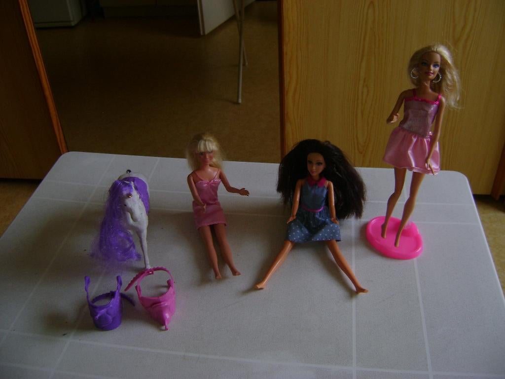 3 barbie,s 1met oorbellenen paard met paarse manen 3zadels, Ophalen of Verzenden, Zo goed als nieuw, Barbie