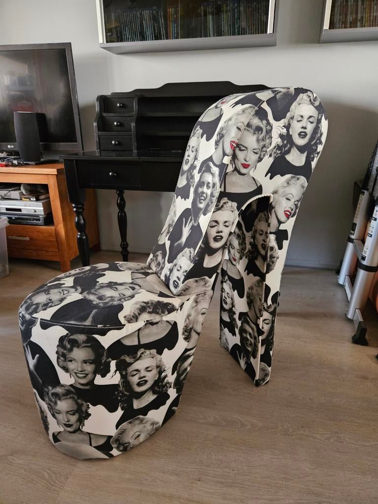 Stoel in de vorm van een hak met Marilyn Monroe print, Ophalen