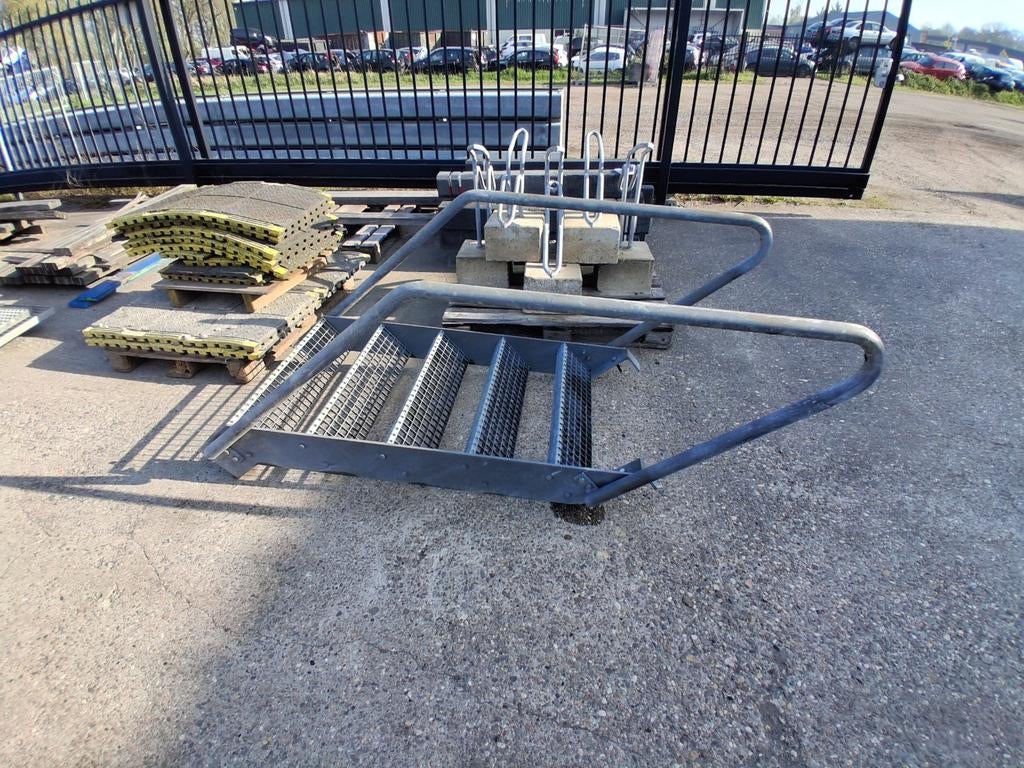 Verzinkte steektrap 5 treden circulair, Ophalen, Gebruikt, Trap, Minder dan 2 meter