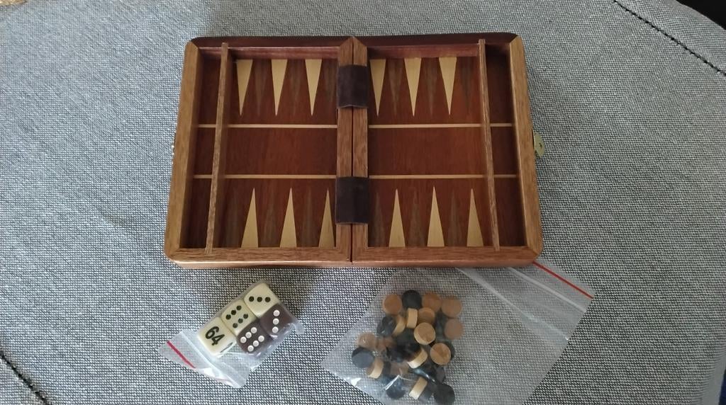 Zie foto een houten doosje met een spelletje,, Ophalen, Minder dan 500 stukjes