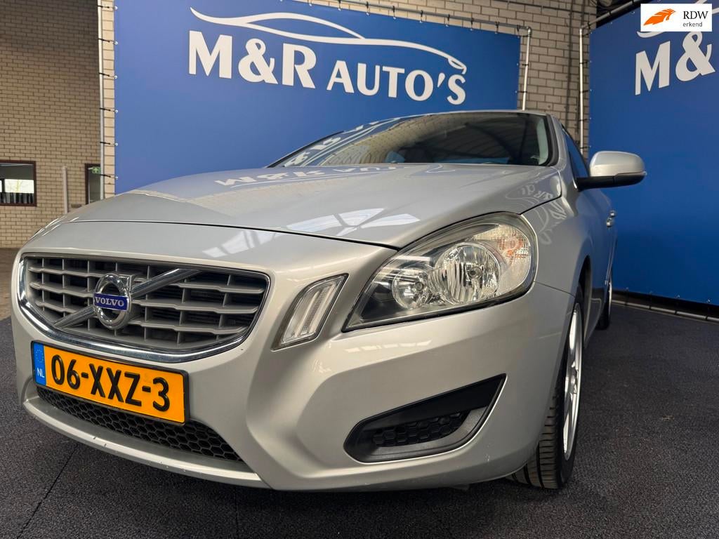 Volvo S60 1.6 T3 R-Design Nieuwe APK, Voorwielaandrijving, 15 km/l, Gebruikt, 4 cilinders