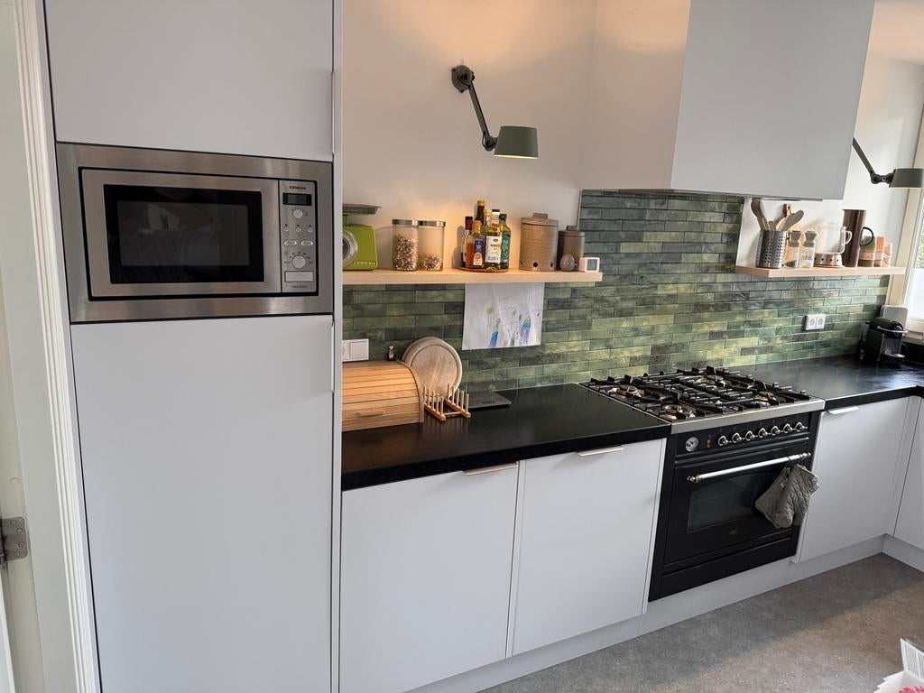 L-vormige keuken met witte deuren en natuurstenen blad, Ophalen, Wit, Hoekkeuken, Graniet of Steen