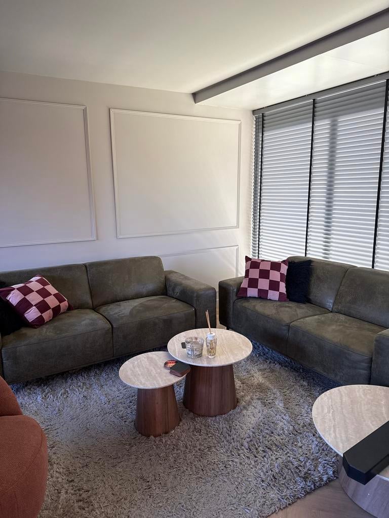 Set van 2 kaki groene banken van Microleder - Rookvrij huis, Huis en Inrichting, Banken | Bankstellen, Ophalen, Gebruikt, Driepersoons