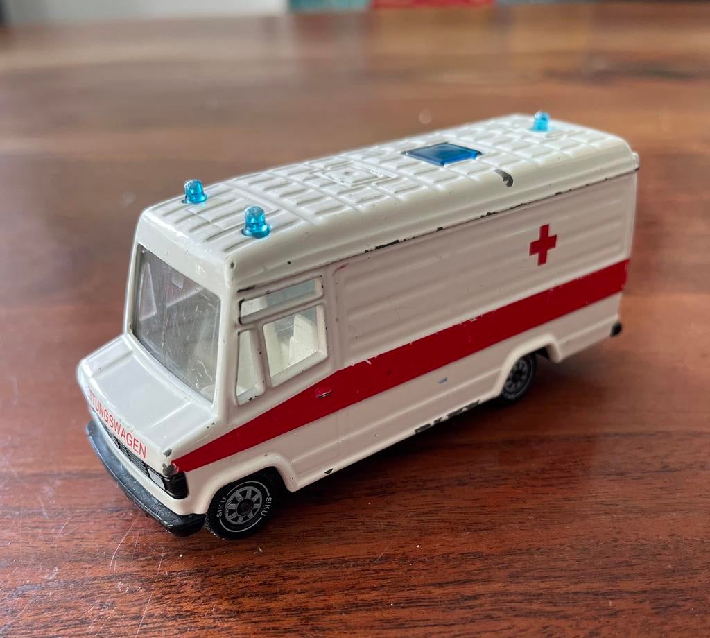 Siku. Mercedes Benz 809D ambulance, Hobby en Vrije tijd, Modelauto's | Overige schalen, Ophalen of Verzenden, Gebruikt, Bus of Vrachtwagen