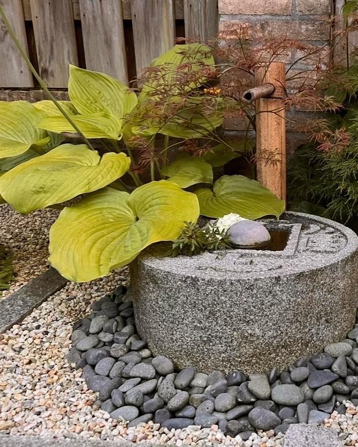 Stenen waterornamen en japanse pagode, Tuin en Terras, Waterpartijen en Fonteinen, Zo goed als nieuw, Waterornament, Graniet, Ophalen of Verzenden